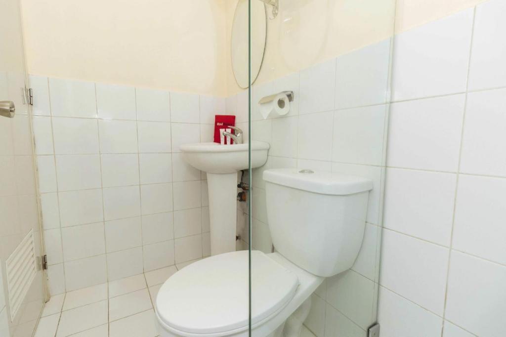 Reddoorz @ Amorsolo Makati Μακάτι Εξωτερικό φωτογραφία