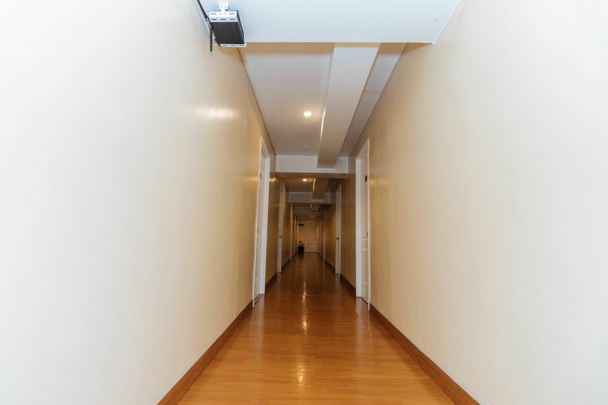 Reddoorz @ Amorsolo Makati Μακάτι Εξωτερικό φωτογραφία